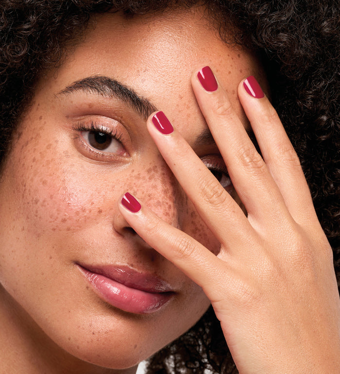 Manucure Color Care rouge rose Poderm en situation sur une femme