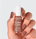 Vernis Color Care taupe Poderm au tea tree appliqué sur les ongles