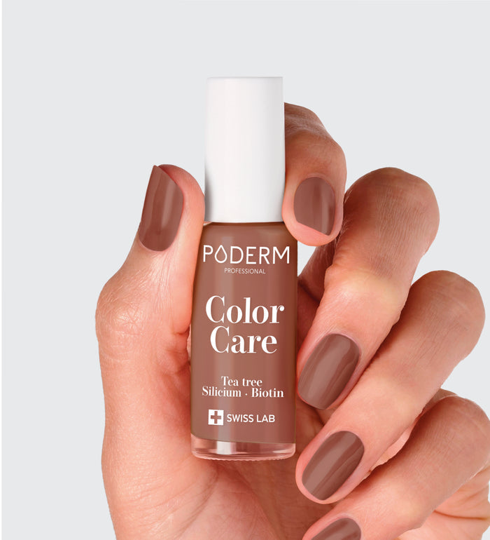 Vernis Color Care taupe Poderm au tea tree appliqué sur les ongles