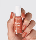 Vernis Color Care terracotta Poderm au tea tree appliqué sur les ongles
