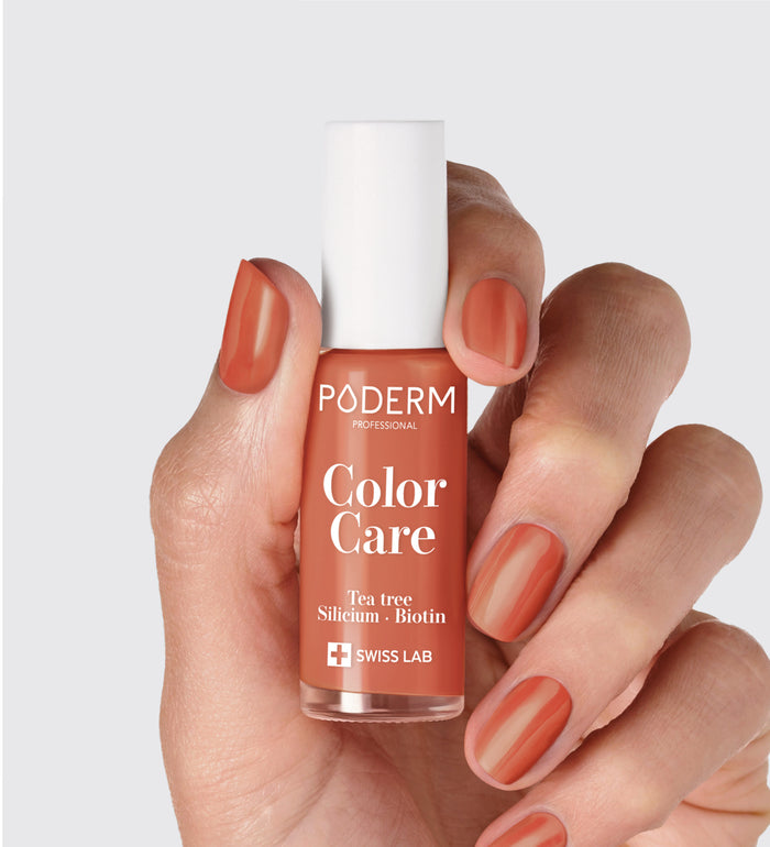 Vernis Color Care terracotta Poderm au tea tree appliqué sur les ongles