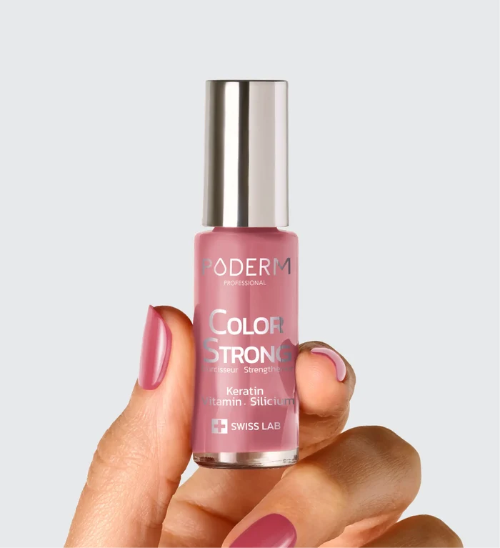 Vernis durcisseur Color Strong bois de rose Poderm à la kératine appliqué sur les ongles