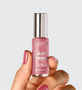 Vernis durcisseur Color Strong bois de rose Poderm à la kératine appliqué sur les ongles