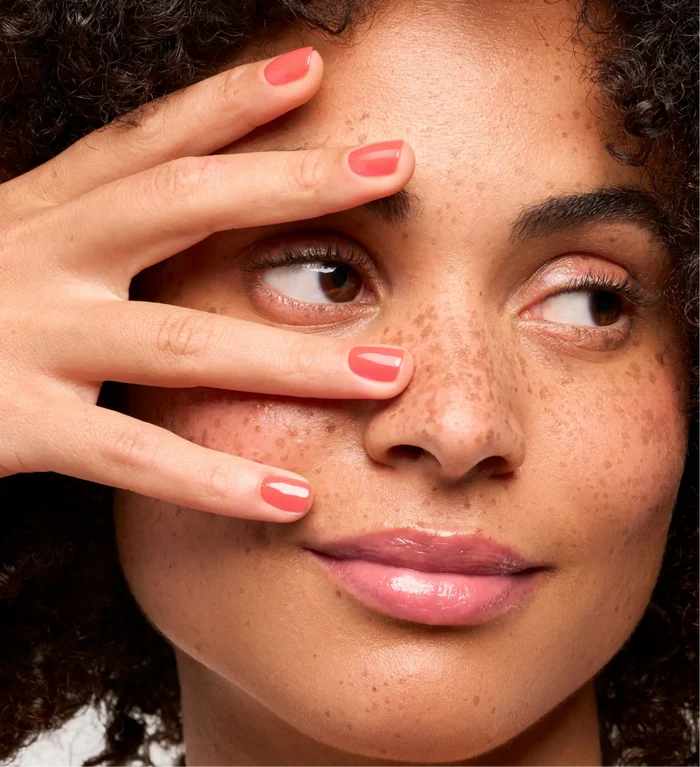 Manucure Color Strong corail light Poderm en situation sur une femme