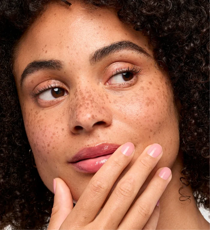 Manucure Color Strong gloss éclat transparent Poderm en situation sur une femme