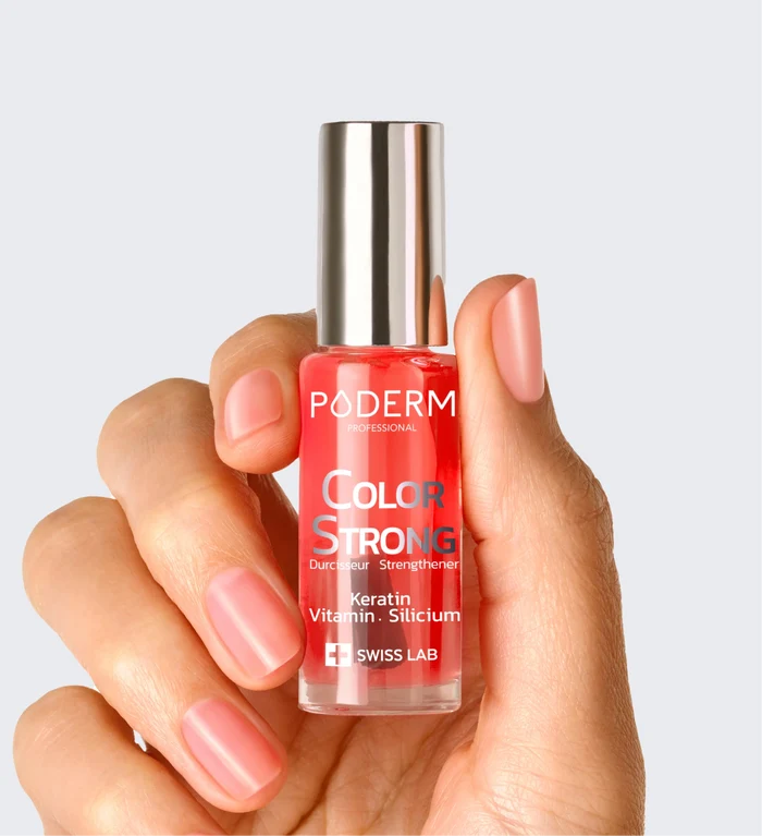Vernis durcisseur Color Strong gloss vitality Poderm à la kératine appliqué sur les ongles