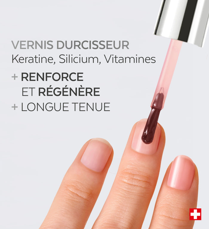 Application du vernis durcisseur Color Strong Poderm kératine silicium vitamines