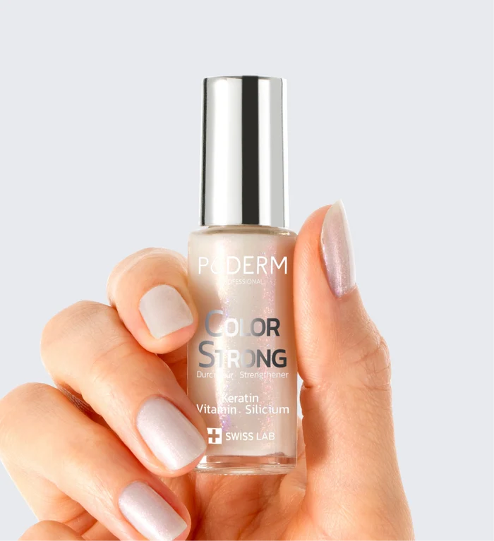 Vernis durcisseur Color Strong highlighter Poderm à la kératine appliqué sur les ongles