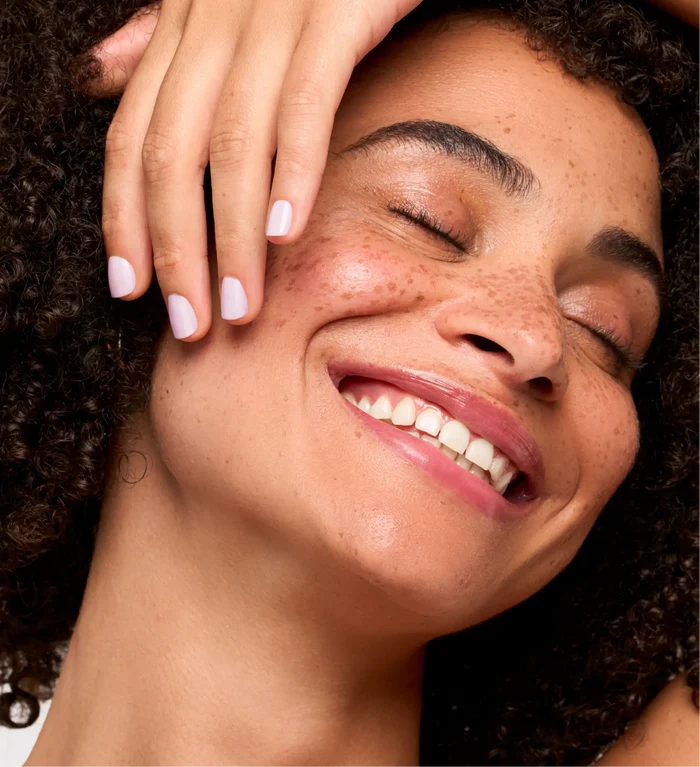 Manucure Color Strong nude cachemire Poderm en situation sur une femme