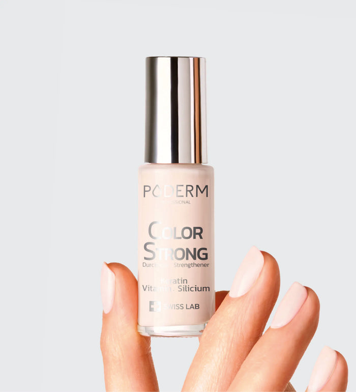 Vernis durcisseur Color Strong rose poudré Poderm à la kératine appliqué sur les ongles
