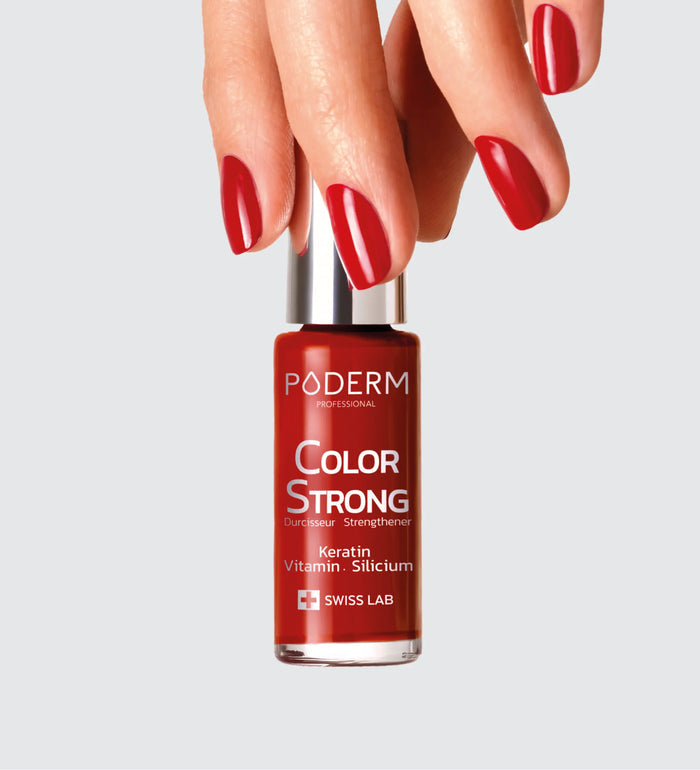 Vernis durcisseur Color Strong rouge allure Poderm à la kératine appliqué sur les ongles