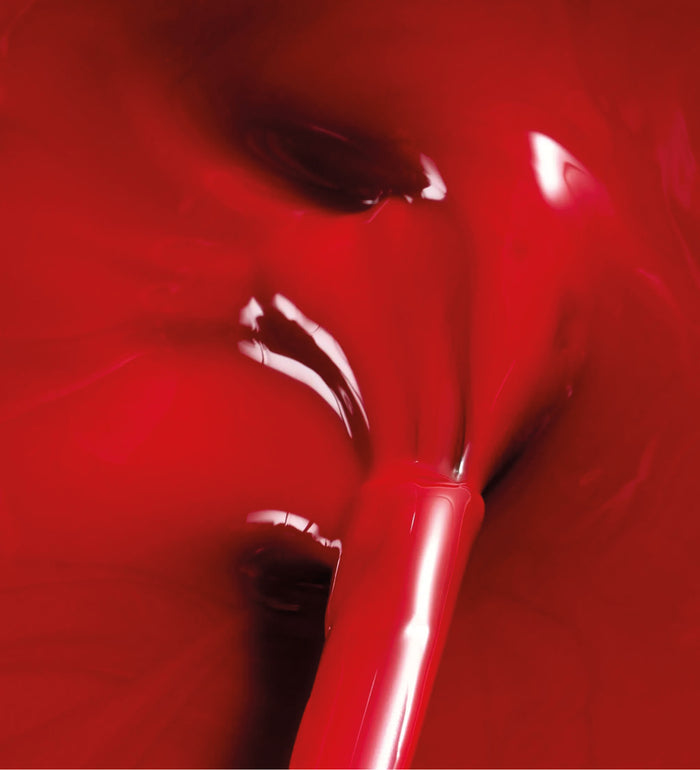 Texture du pinceau du vernis Color Strong rouge allure Poderm
