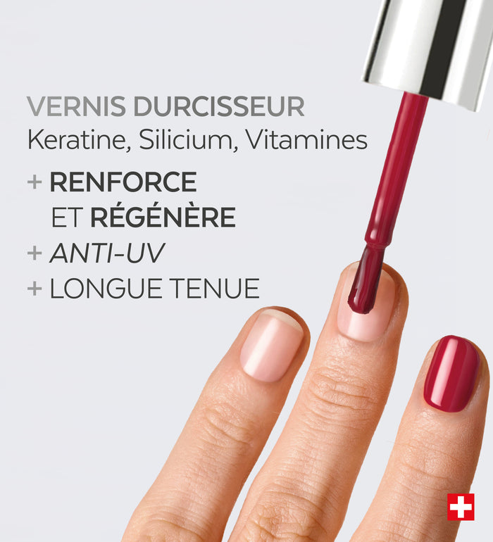Application du vernis durcisseur Color Strong Poderm kératine silicium vitamines