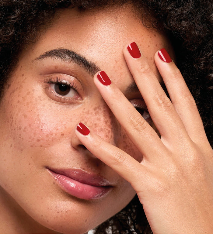 Manucure Color Strong rouge allure Poderm en situation sur une femme