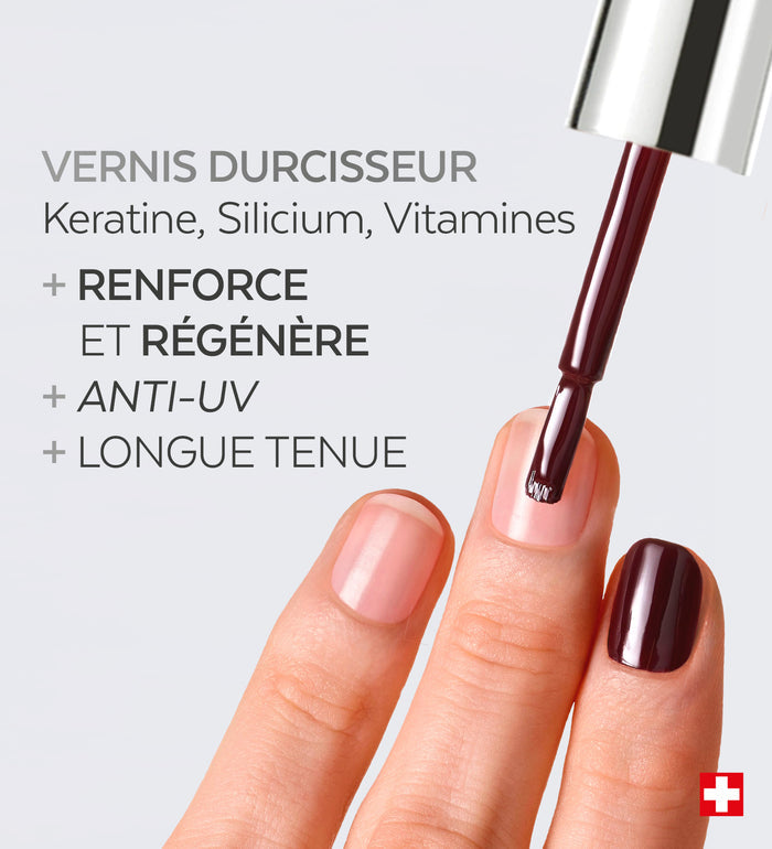 Application du vernis durcisseur Color Strong Poderm kératine silicium vitamines
