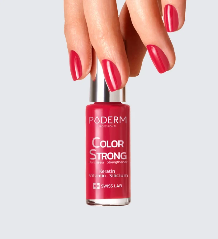 Vernis durcisseur Color Strong rouge rose Poderm à la kératine appliqué sur les ongles