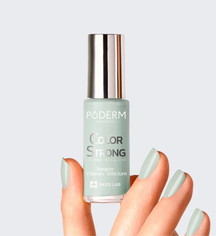 Vernis durcisseur Color Strong soft sage vert pastel Poderm à la kératine appliqué sur les ongles