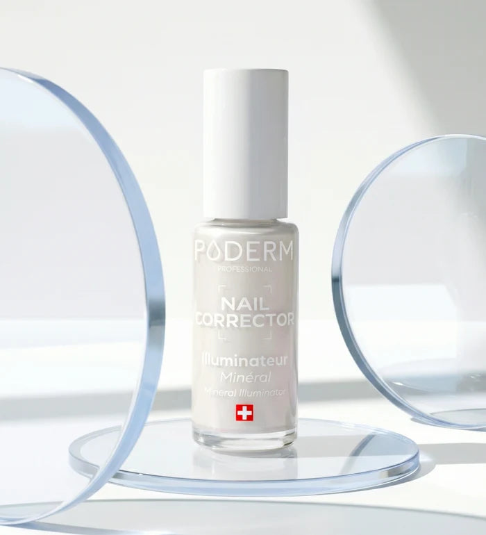 Vernis Nail Corrector illuminateur minéral blanc nacré Poderm sur support design