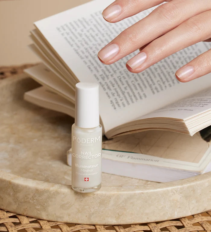 Vernis Nail Corrector illuminateur minéral Poderm en situation lifestyle