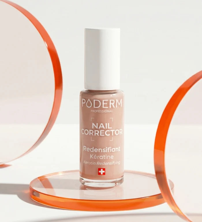 Vernis Nail Corrector redensifiant kératine nude beige Poderm sur support design