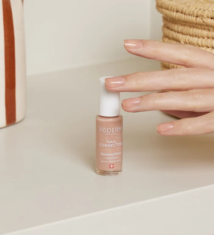 Vernis Nail Corrector redensifiant kératine Poderm en situation lifestyle